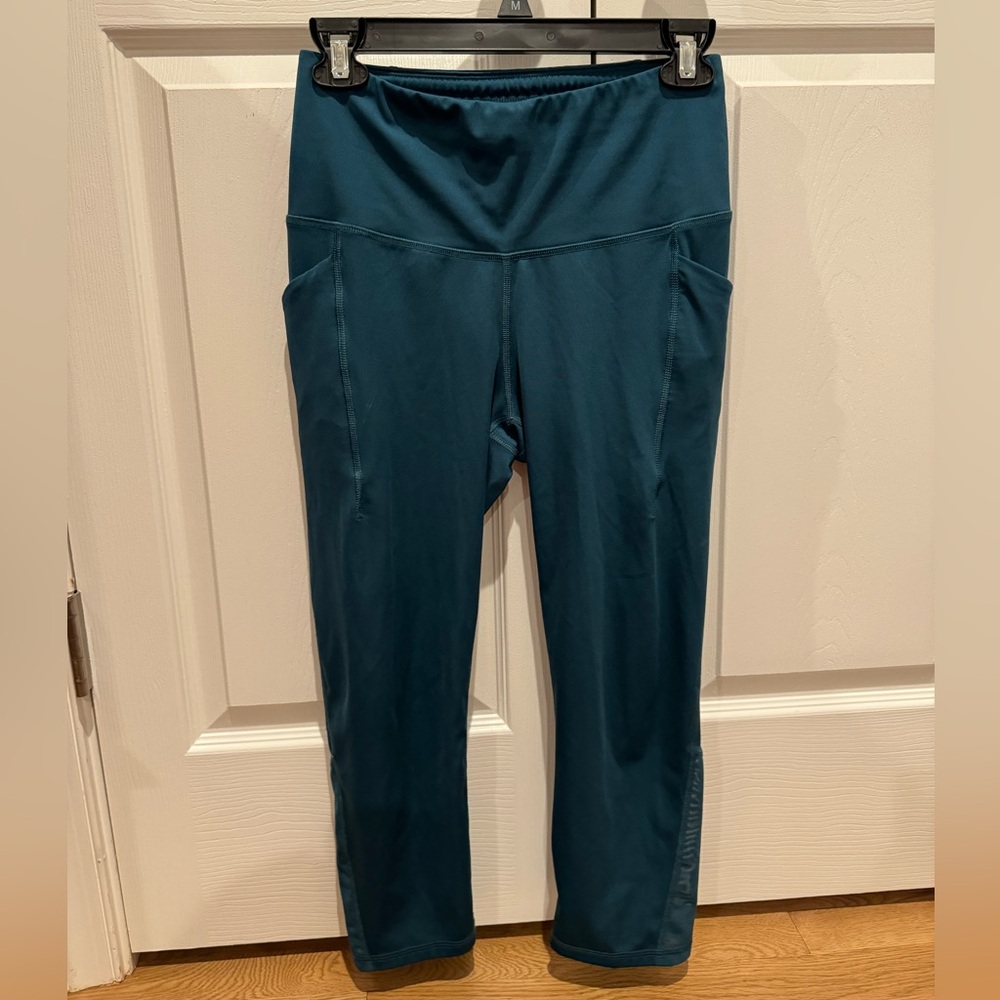 All in motion leggings with mesh cutouts and pockets in teal